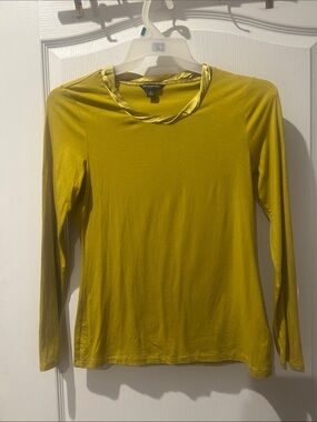 Beautiful soft Banana Republic Long-Sleeve Tee with Satin Trim Olive-Gold medium
